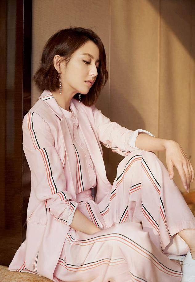 周冬雨剪短发逆袭变成时尚大咖,其实佟丽娅短发改造才叫成功_造型