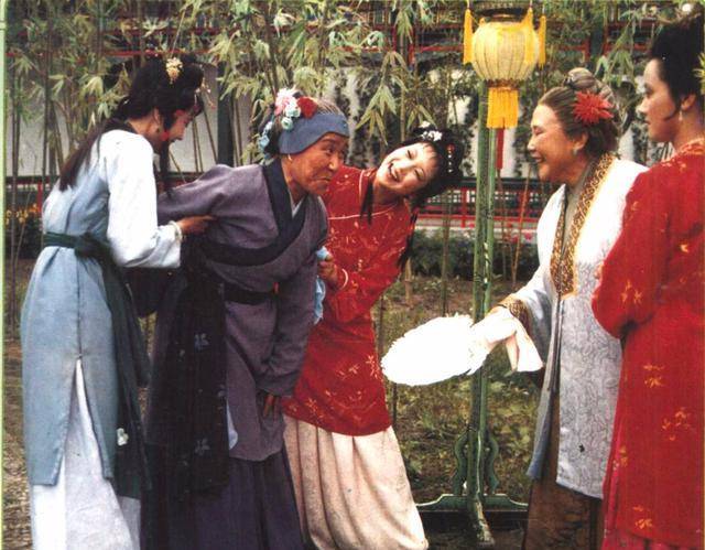 巧姐嫁给板儿后生子难产,因贾母早年一个暖心之举得