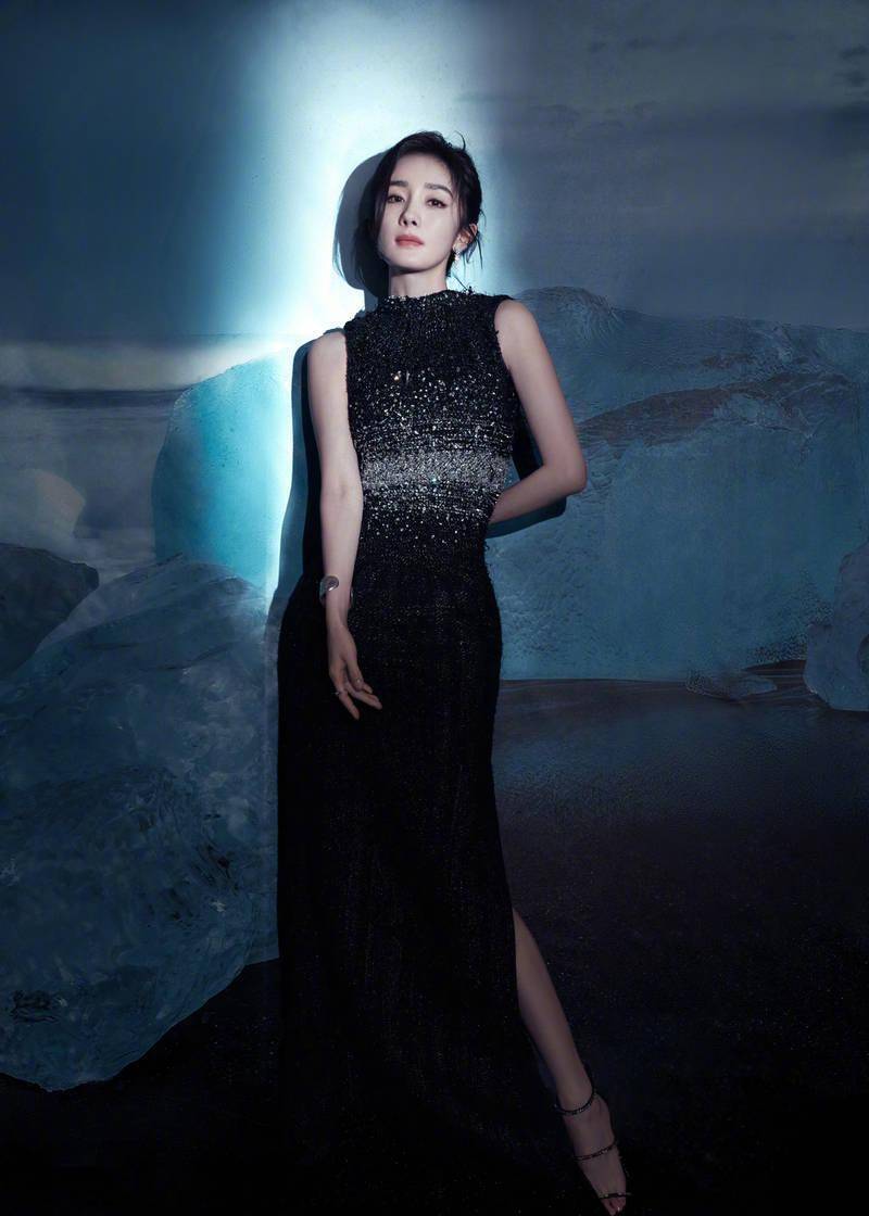 杨幂一袭璀璨星河裙,仿佛仙女下凡,给人一种梦幻的感觉_成功_梦想