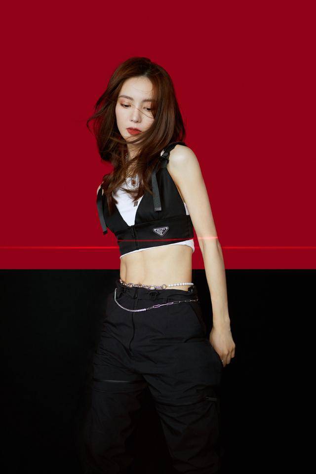 金晨不愧被誉为"直男斩",穿黑色背心配工装裤,露腹肌撩人极了_熊磊猫