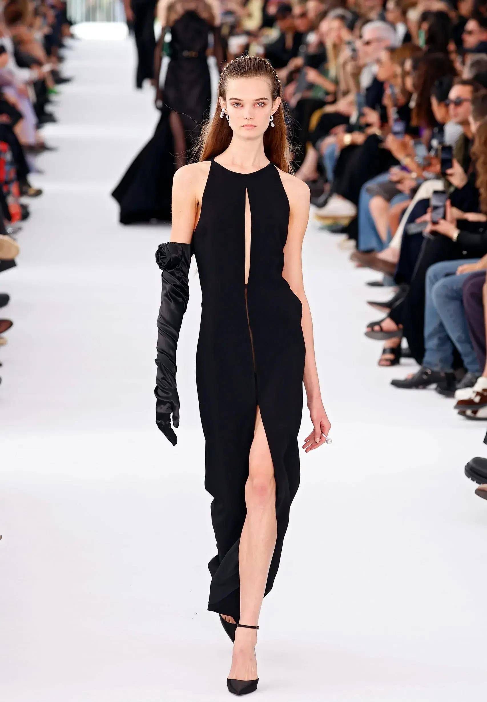 纪梵希2024春夏女装奢华秀:惊艳亮相!_女性_连衣裙_魅力