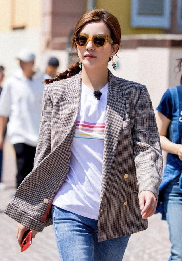 赵薇换新发型,43岁老阿姨变美少女,扎编发搭配红色t恤装嫩_身材_不