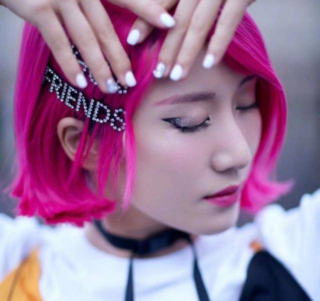李念34岁还敢凹二次元造型,粉红色短发配拼接色吊带
