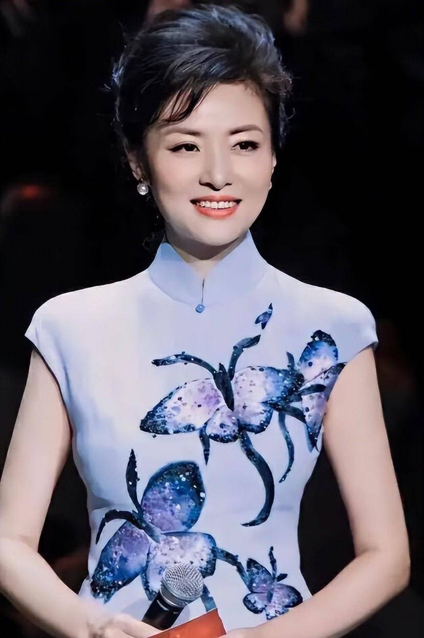 穿搭tips:薰衣草印花连衣裙,无袖设计,收腰设计,珍珠耳环周涛着装的