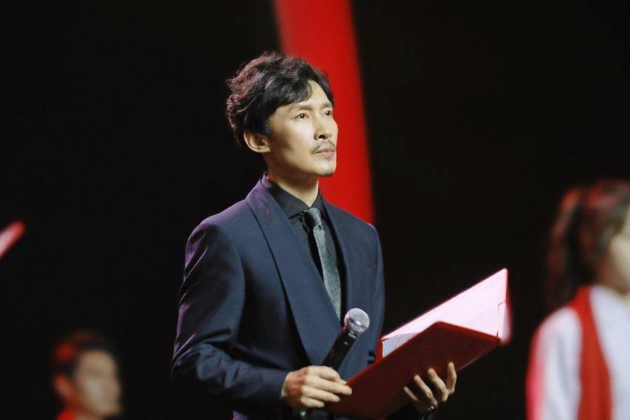 演员曹磊凭借《觉醒年代》中鲁迅一角荣获"经典人物形象荣誉"_角色