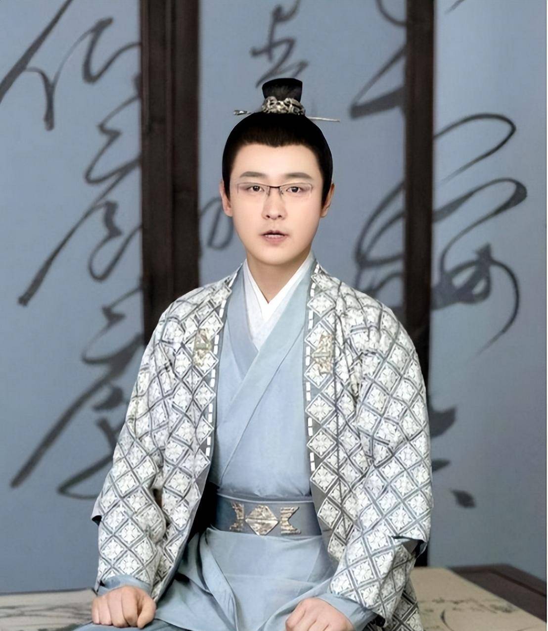 主持人苗凯:风光背后有泪水,弟弟为他辍学,女友助他走上播音路_父母