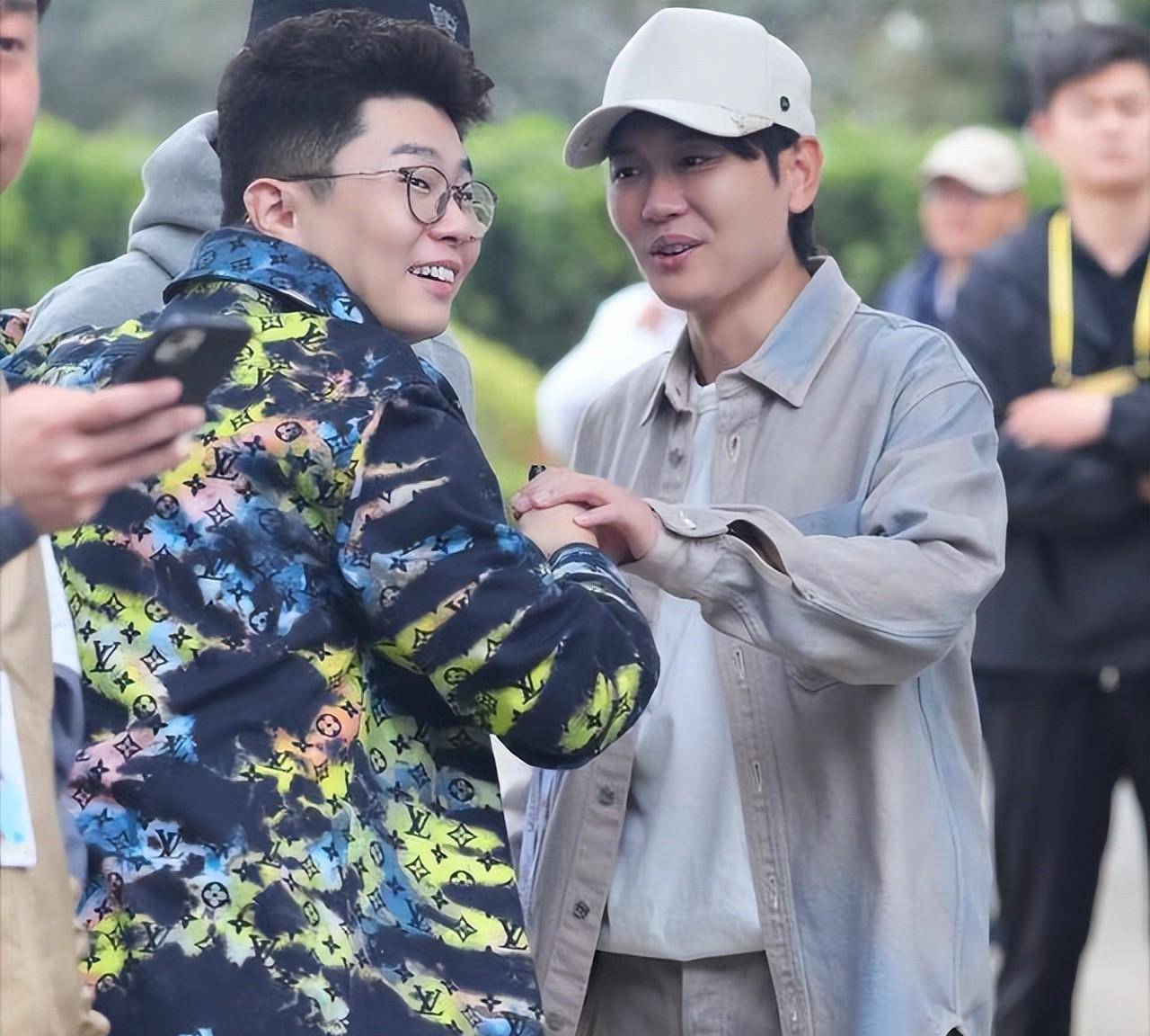 德云社孟鹤堂成都商演,上台后先给观众道歉,周九良:我也随一个_刘春山