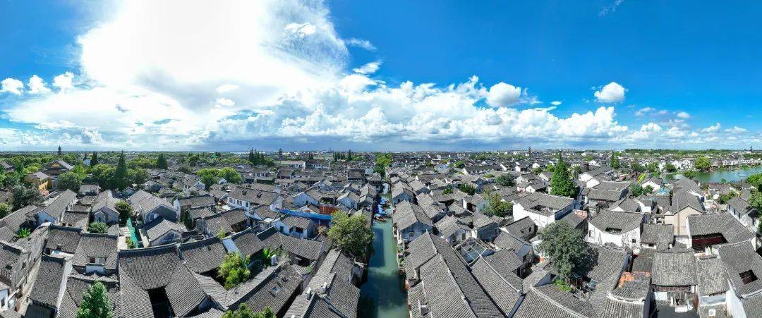 1989年4月1日,沈厅卖出首张门票,标志着周庄发展旅游迈出了第一步.