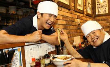 他被誉为“拉面之神”在9平米的拉面店做面46年，4小时卖出200碗(图2)