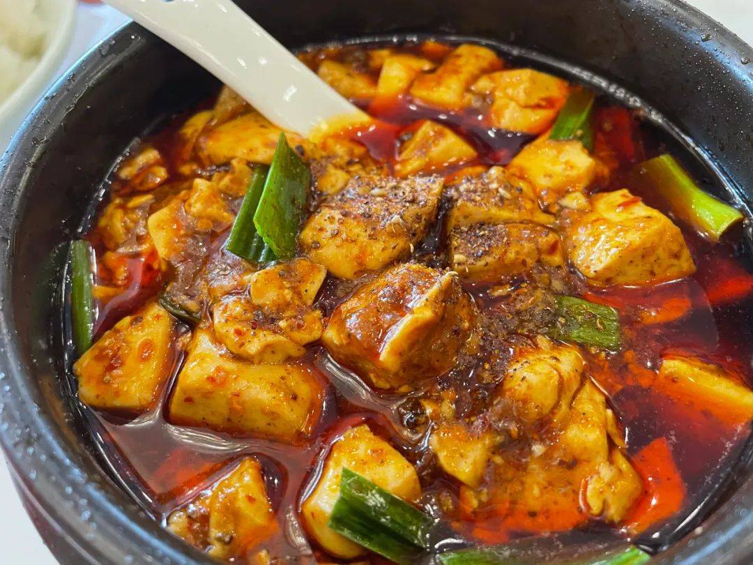 番薯点了份招牌麻婆豆腐,麻辣咸香烫,一定要舀一勺子豆腐拌进米饭里