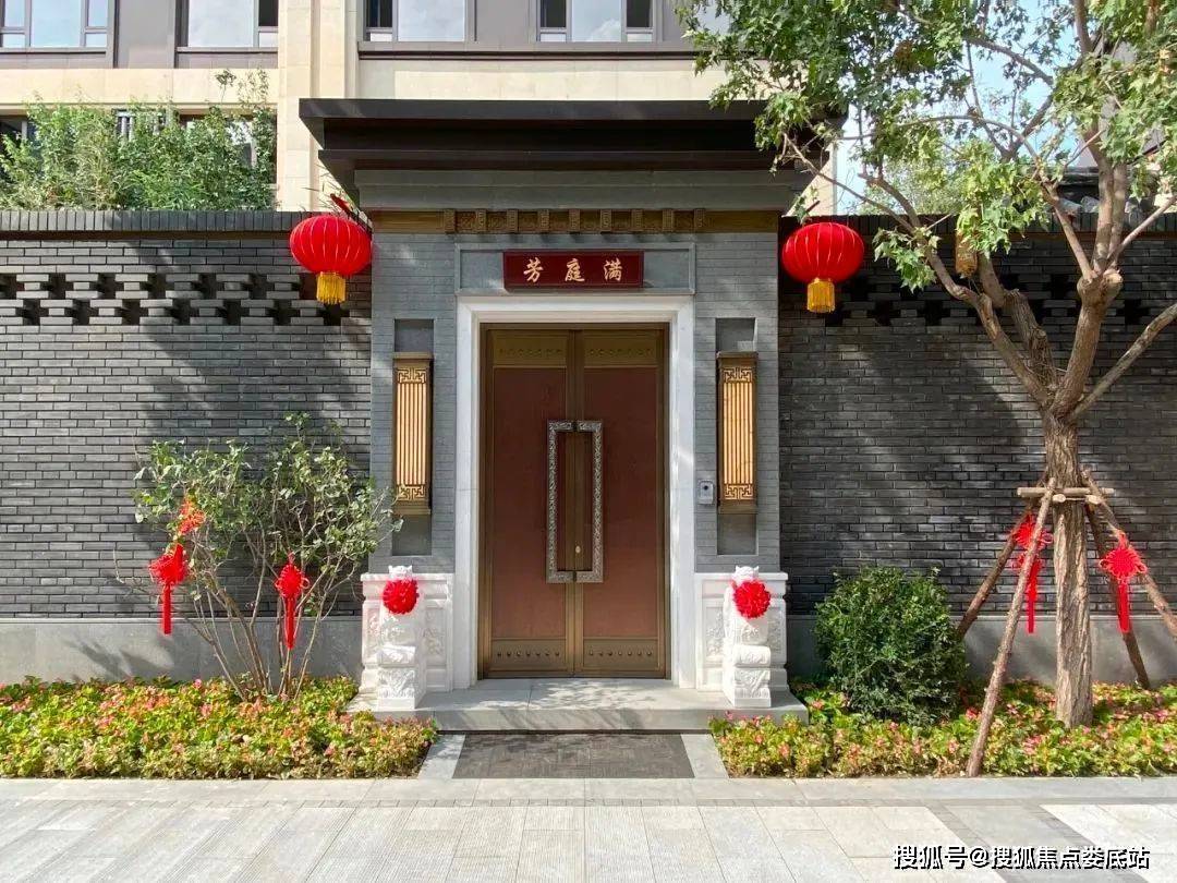 叠拼院门木纹升级为蚀刻工艺,门上的纹路是腐蚀雕刻出来的,质感和层次