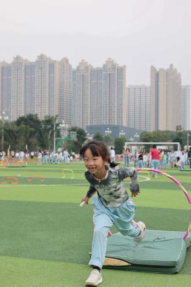 生命因运动而精彩—成都市龙泉驿区跃进小学校秋季趣味运动会活动