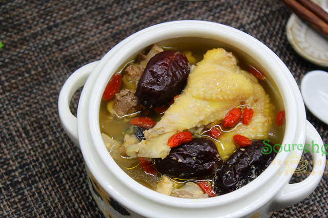 茯苓_枸杞_鸡汤