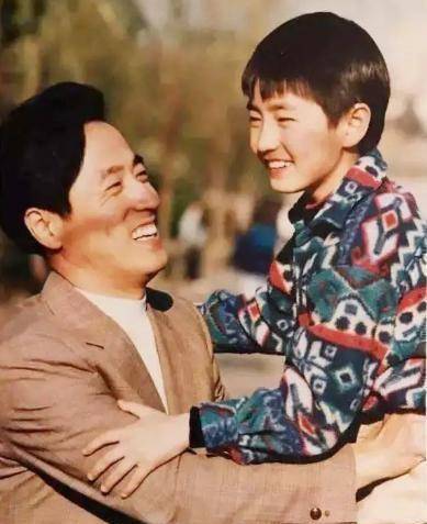 同是子承父业:杨立新儿大获好评,陈宝国之子却被嘲扶不起的阿斗_杨玏