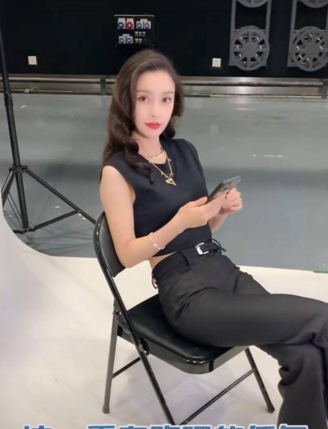 《奔跑吧》阵容官宣,蔡徐坤上演怼脸杀,我却被黄旭熙素颜惊到_视频