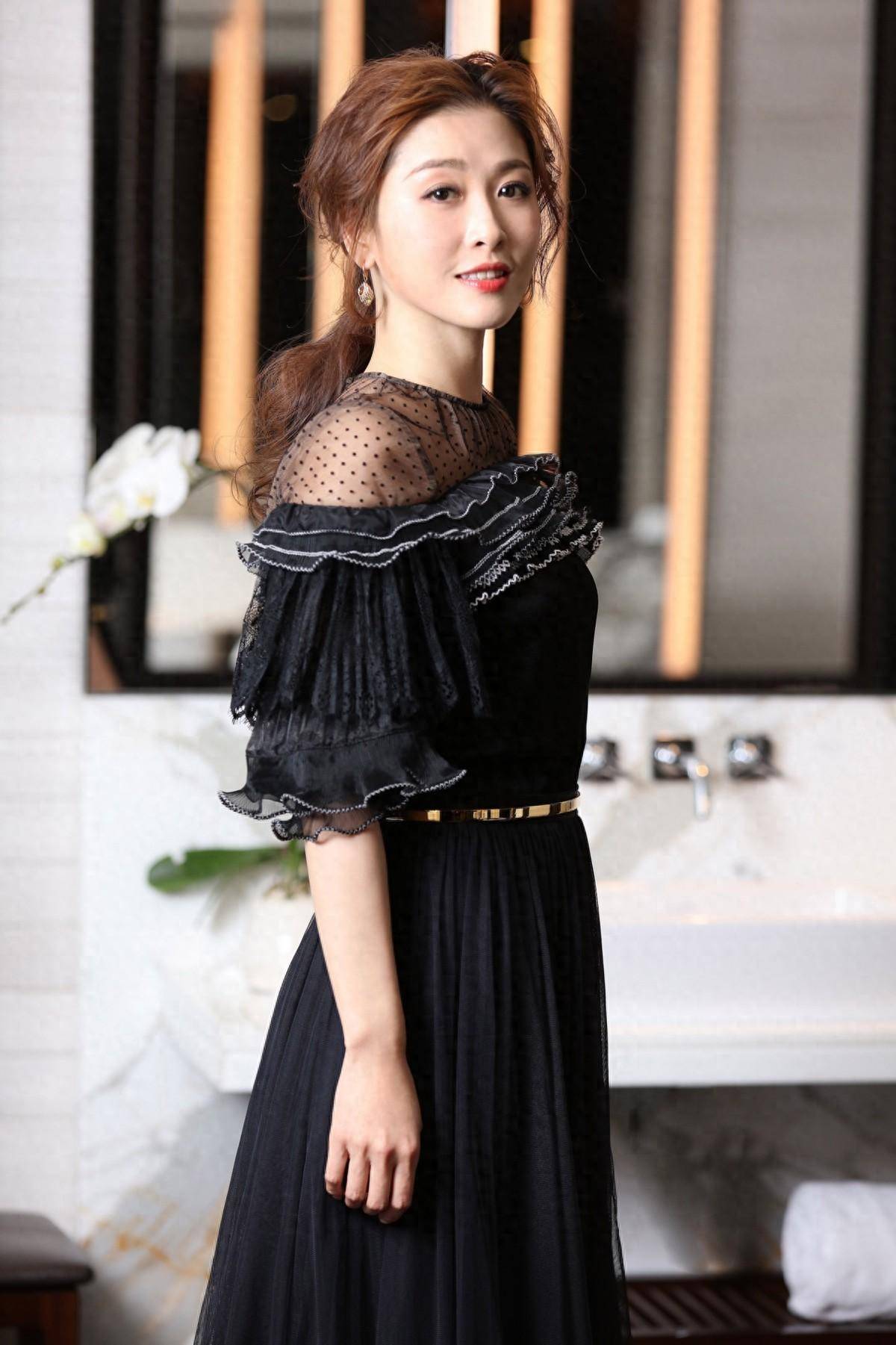 随后,她又在《那年花开月正圆》里出演千红姑娘,千红的性