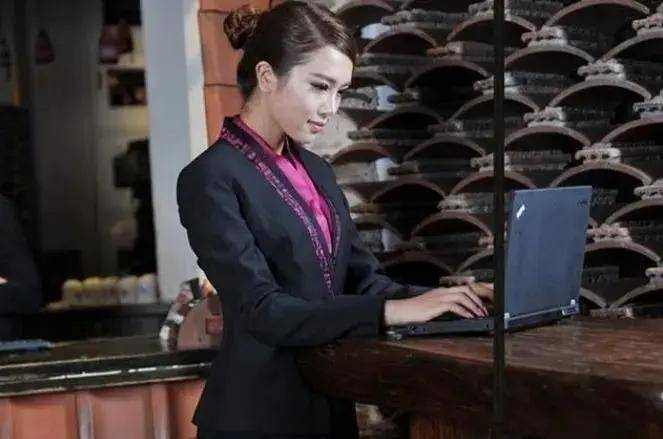 为何酒店"前台"都是美女,薪资只有两三千,却仍干得津津有味?