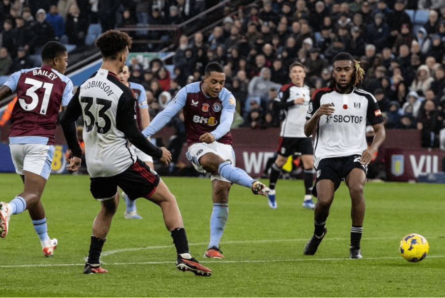 乌奈·埃梅里揭开了尤里·蒂勒曼斯适应的盖子,因为阿斯顿维拉王