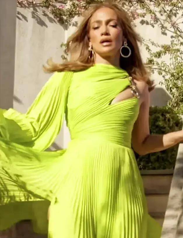 詹妮弗洛佩兹照片引发热议,紧身柠檬裙配风情,看起来一丝不挂