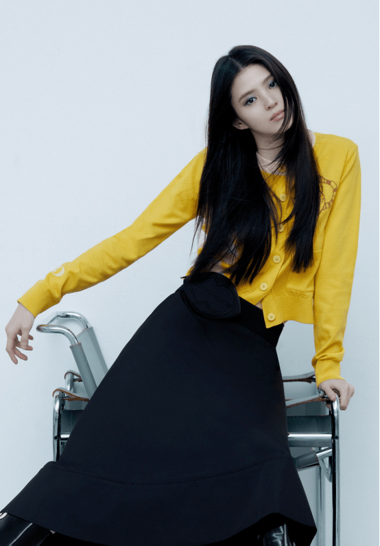 韩素希最新画报大胆尝试新风格!迷人的烟熏妆,衬得穿搭超精致_服装_感