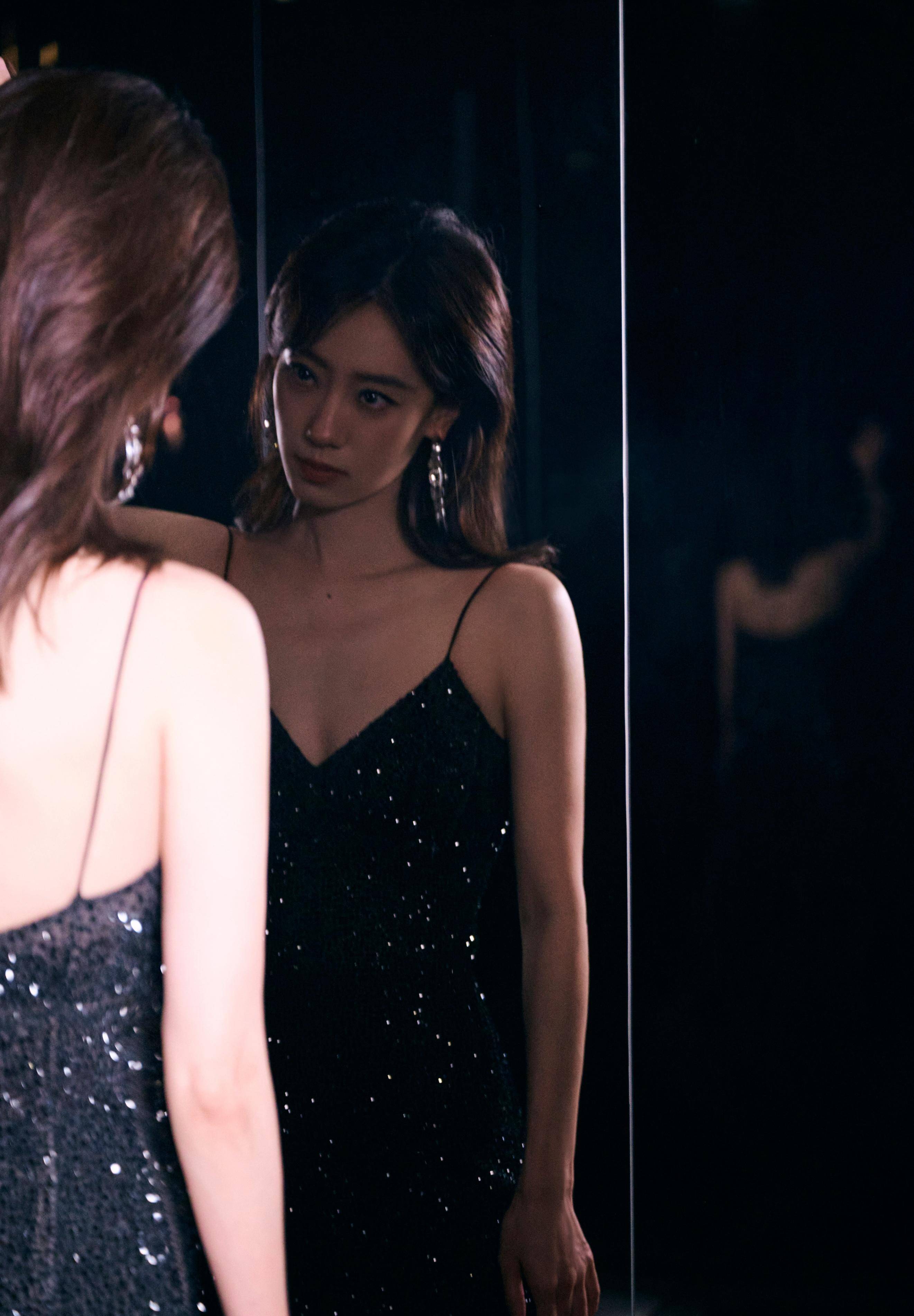 张小斐的亮妆在黑夜里点缀着星星_长裙_星光_魅力