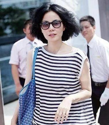 歌坛天后"王菲"可以说是有点小方脸的脸型,大家可以去网上看那些没有