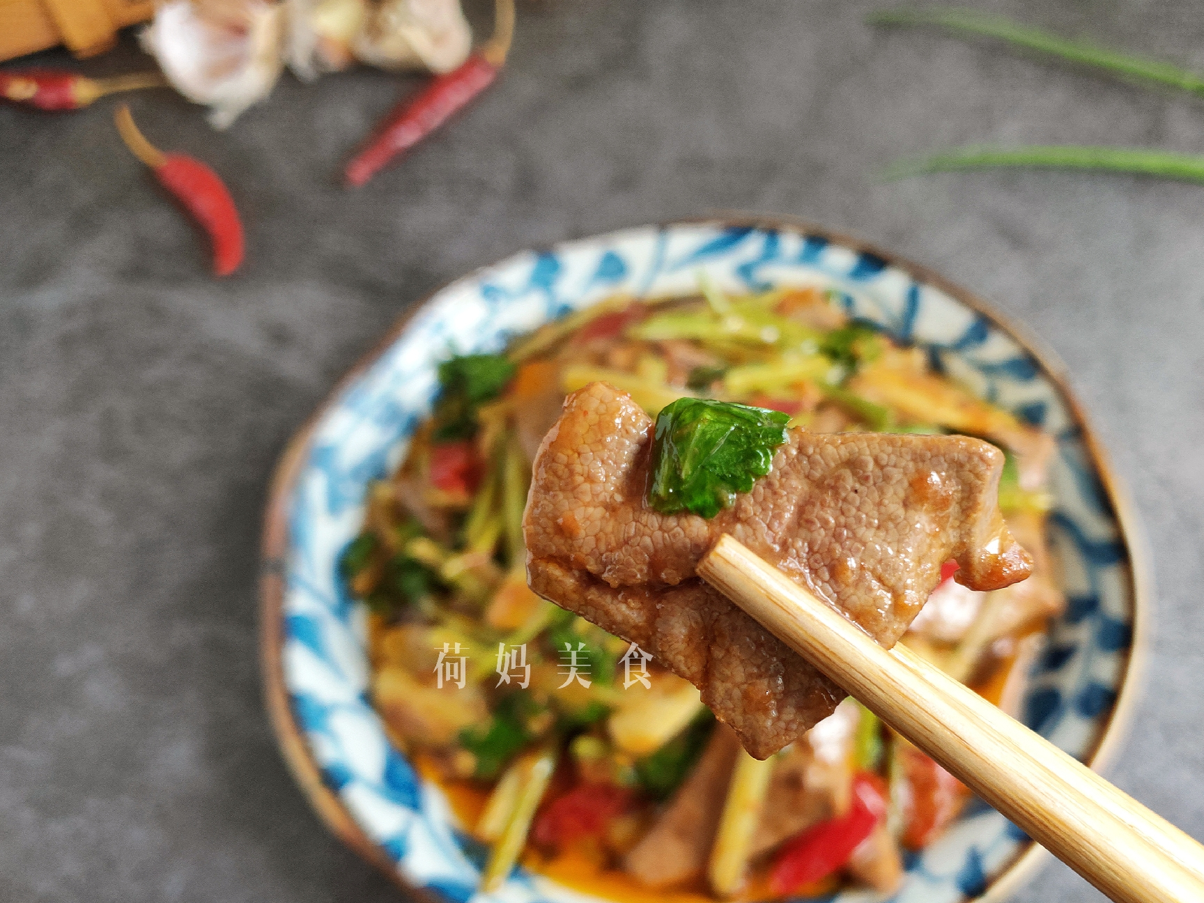 泡椒芹菜炒豬肝豬肝一塊,芹菜一把,泡姜,泡椒,白醋1勺,豆瓣醬,澱粉