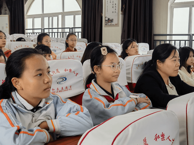 中华诗词学会副会长刘庆霖在龙泉驿区跃进小学校举行诗词专题培训