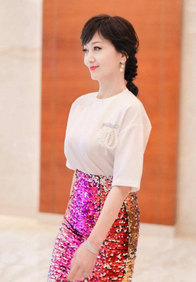 64岁赵雅芝果然是"冻龄女神",白色t恤配粉色亮片裙,优雅大气_女性
