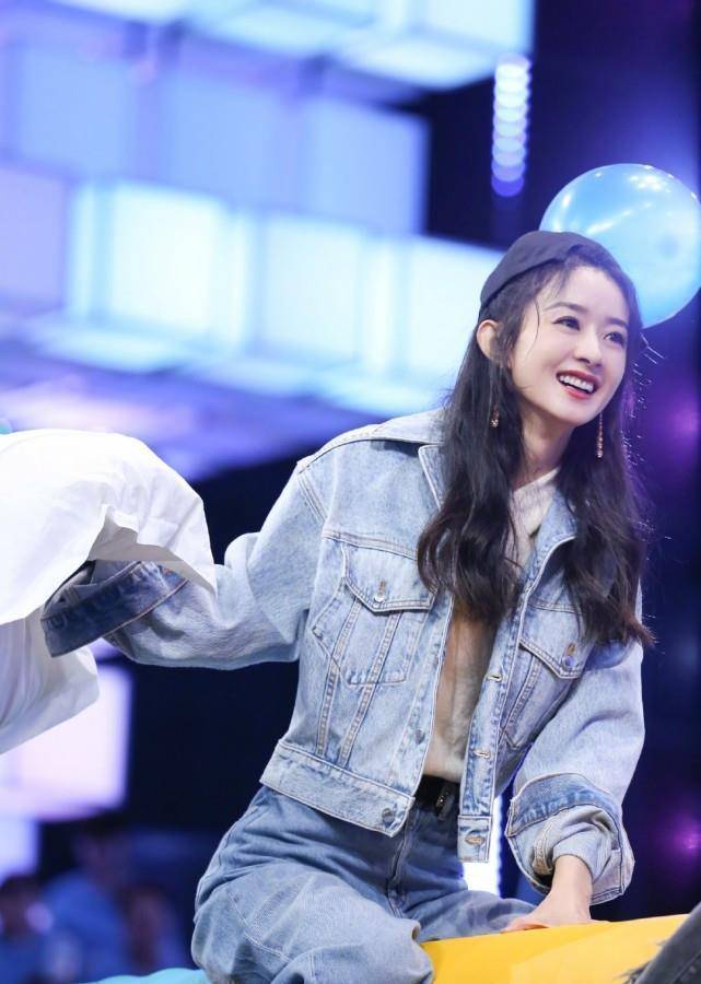 原创            赵丽颖李冰冰两大女神齐聚，看到谢娜的宣传语，关系好坏一目了然