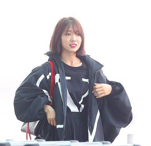 29岁朴信惠终于换新发型了,波波头被吐槽有点土气,不过俏皮可爱_造型