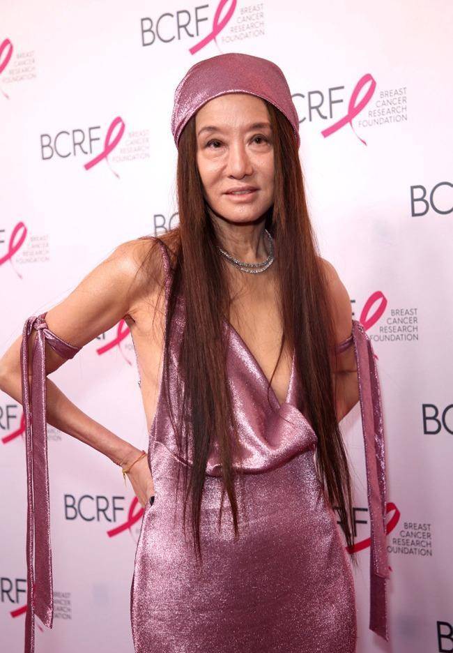 染粉发穿深v裙秀身材,老太太比年轻人潮_vera_wang_头发