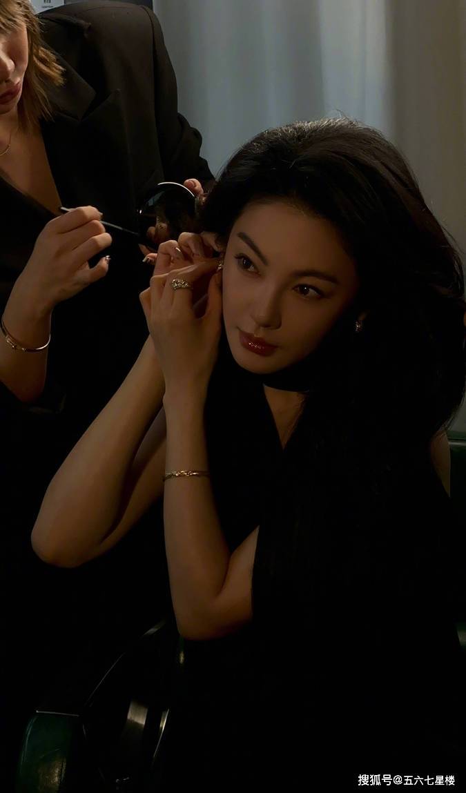 张雨绮 黑色上衣 风情万种 女人味十足