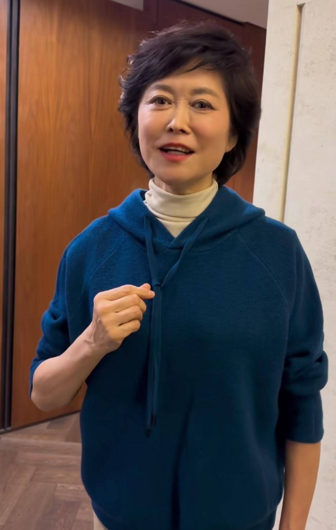 倪萍故意扮小姐姐,敬一丹素颜照样好看_显得_感觉_着装