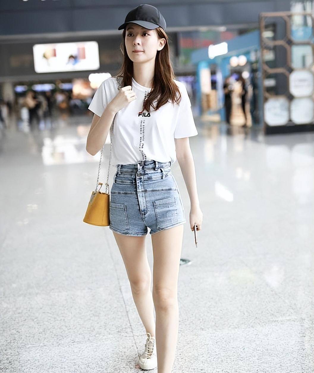 "扭扭"牛仔短裤搭配白色短袖,乔欣秀嫩模身材!_时尚_气质_衣服