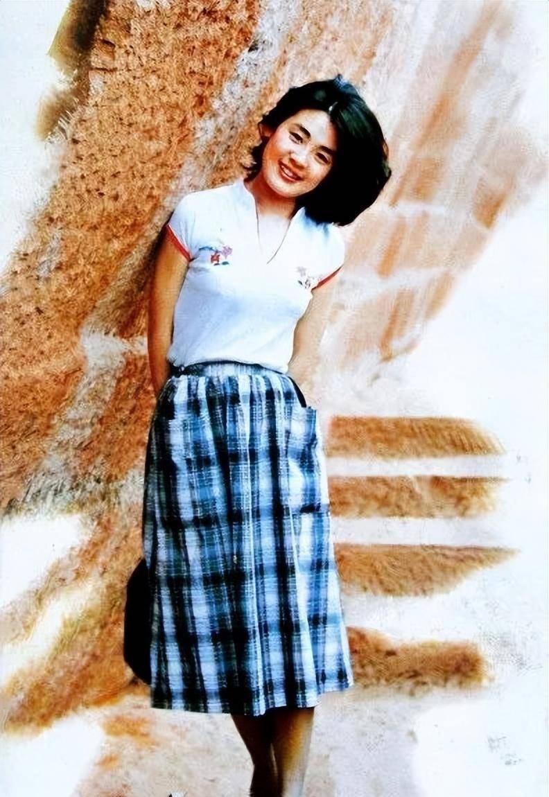 丛珊60岁不染白发,皮肤紧致白嫩真不显老,一代女神气质不减_黑色_魅力