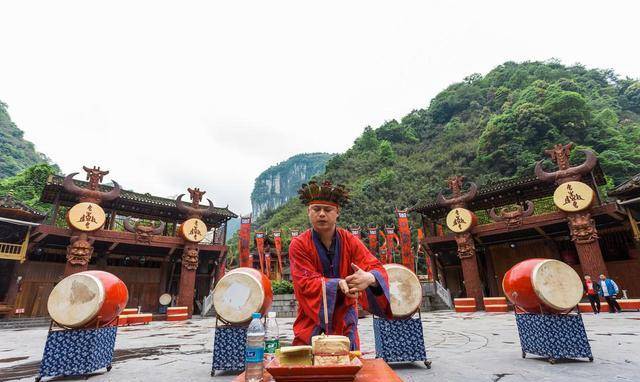 技法制成,图案有浓厚的生活气息,历史元素;苗族喜欢银饰,银帽,银帕