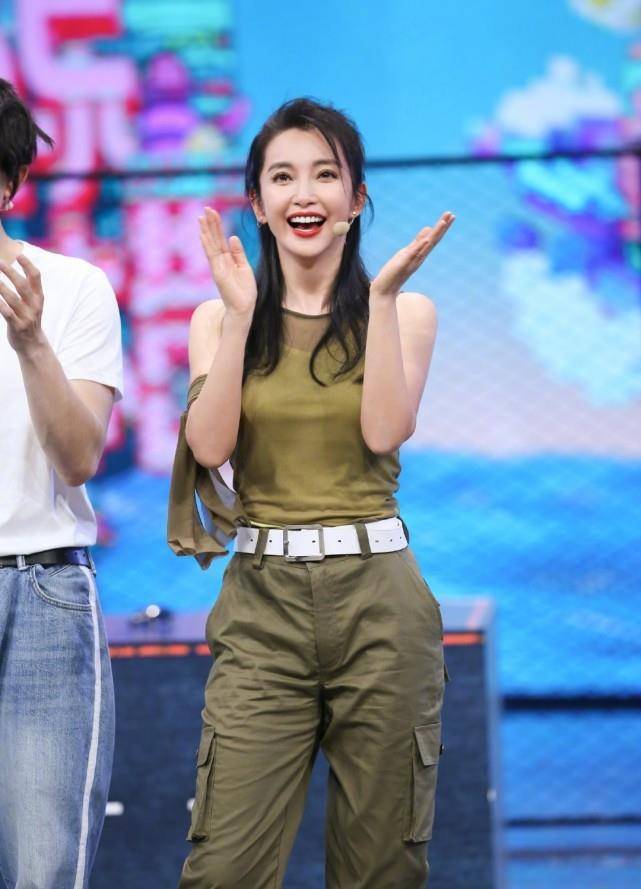 原创            赵丽颖李冰冰两大女神齐聚，看到谢娜的宣传语，关系好坏一目了然