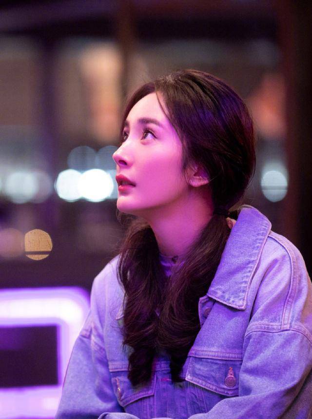 33岁杨幂风波后现身机场,身穿黑色风衣搭配t恤牛仔裤,气质开挂_造型