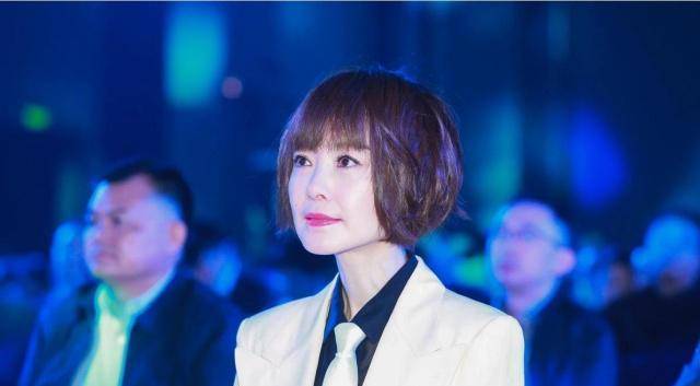 49岁陈鲁豫换新发型,一袭黄色look西服配摩卡波波头,美得真高级_新