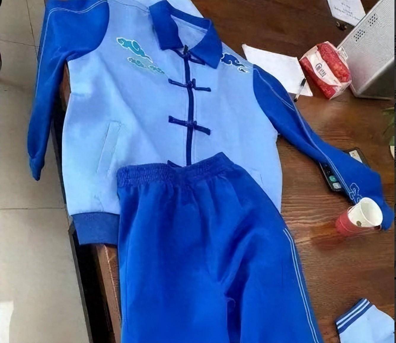 11月14日,有网友在社交平台吐槽临沂光耀实验学校的冬季校服太瘆人