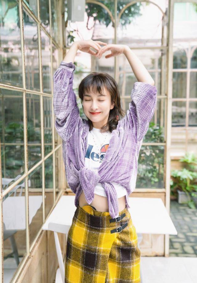 吴昕也太会打扮了,高马尾上串银色圆环,青春俏皮不像36岁_眼镜_颜色