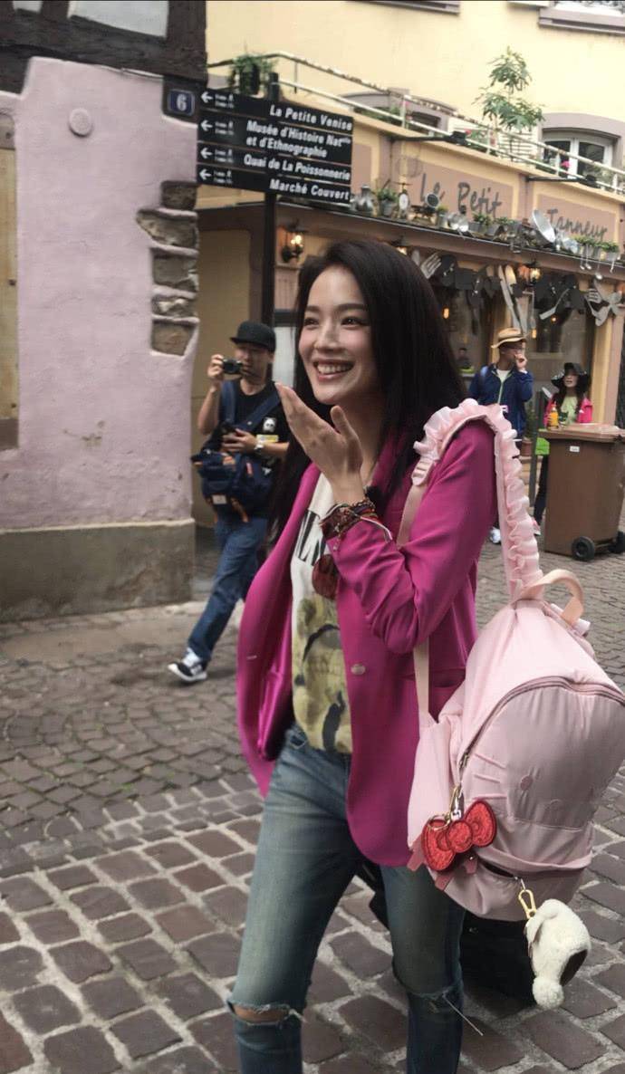 舒淇与同龄大佬合影,所有的男人都是叔叔,穿着抹胸裙的她就像个大姑娘