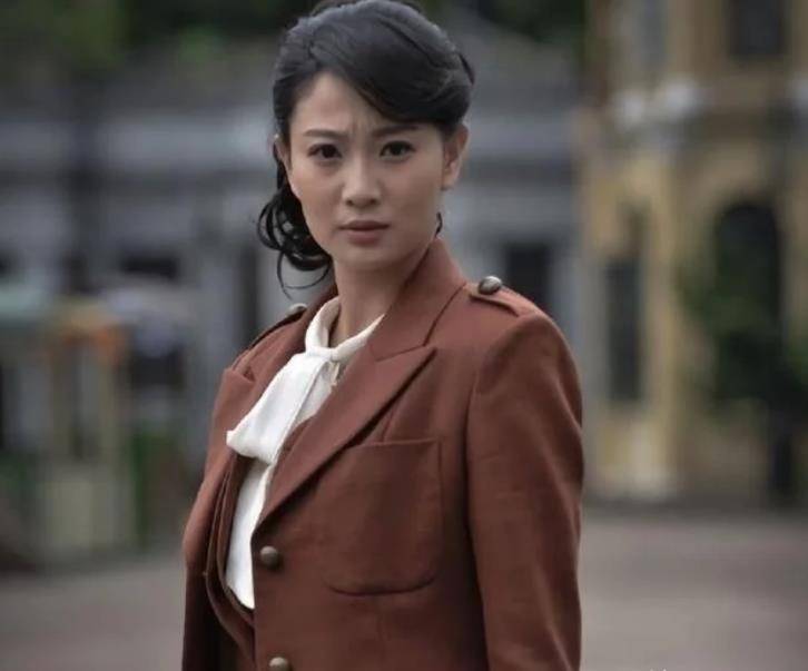 她是中国"最美军花",拍戏11年从未用替身,脱下军装后知性大方_侯梦莎