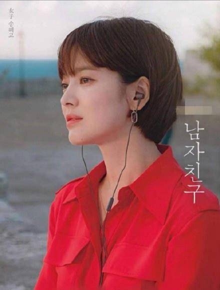 宋慧乔终于换新造型,烟熏妆 卷发搭配连衣裙,意外减龄时髦_大气_短发