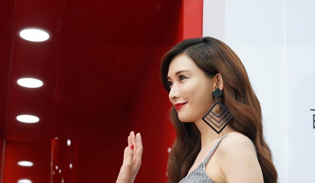 林志玲日本被偶遇,变土变胖,一身行头超4万,对老公太卑躬屈膝_黑泽