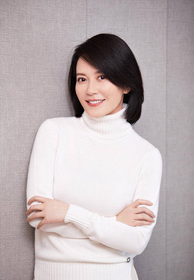 俞飞鸿黑色look套装连衣裙穿搭,显小20岁,时尚又减龄的穿搭技巧_气质