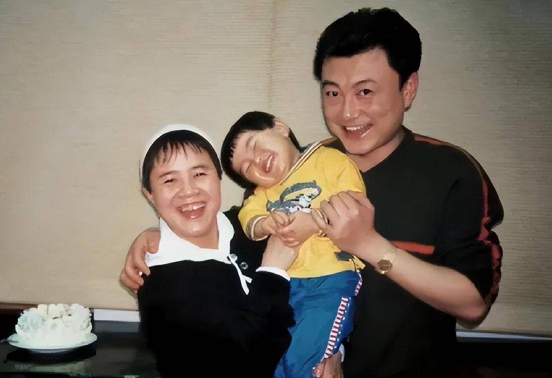 金龟子全家福曝光,她56岁还嫩似小学生,王宁头发稀疏老成爷爷辈_颜色