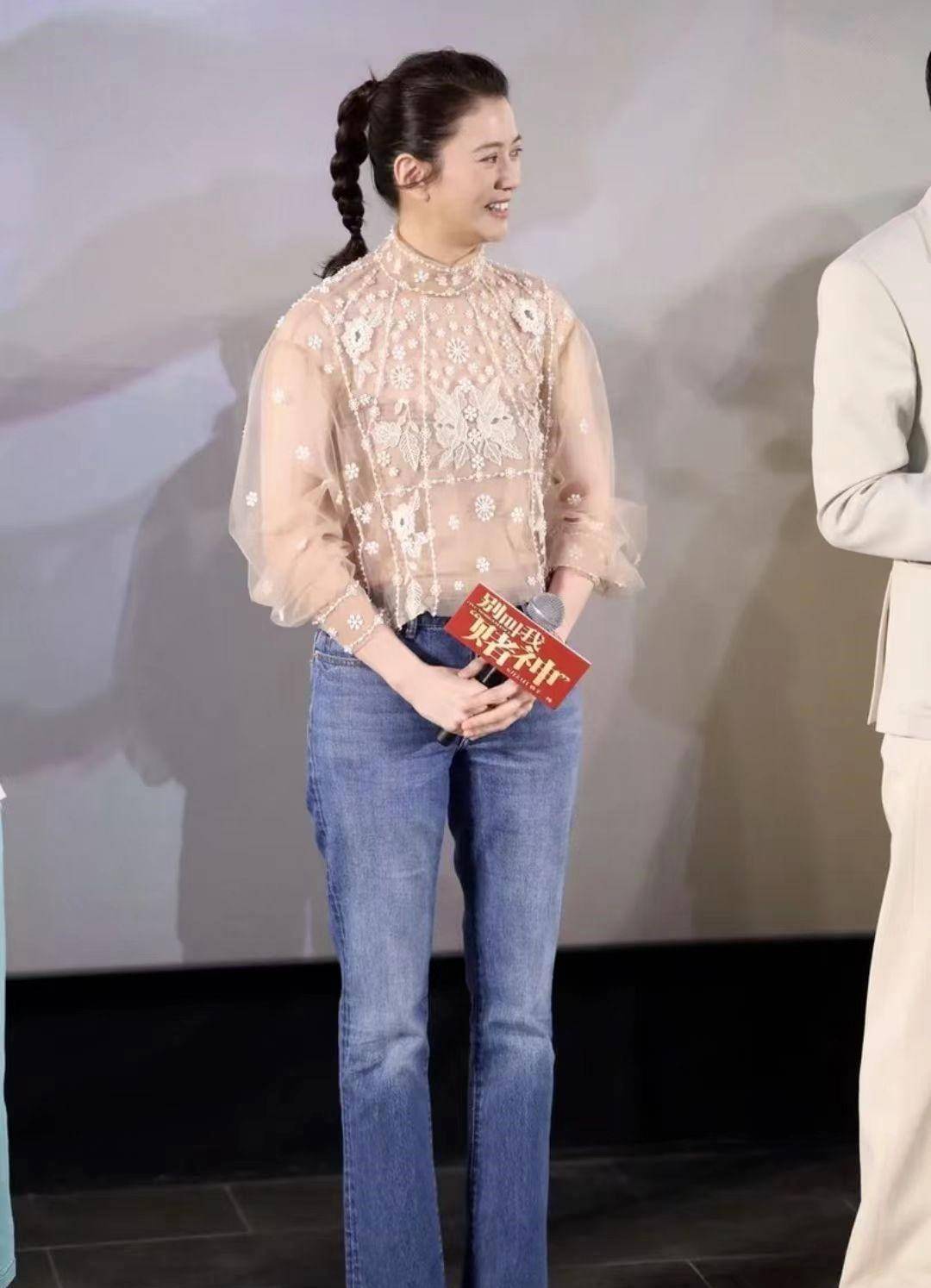 袁咏仪穿上这件白衬衫真是简单又优雅.他搭配一条牛仔裤.