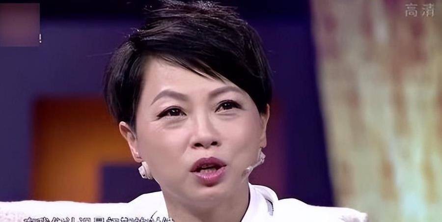 50多岁港星定居广州,跳广场舞无人识仍笑开怀,已融入内地生活_刘玉翠